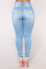 Load image into Gallery viewer, Hannah High Rise Jeans - Light Blue Wash
