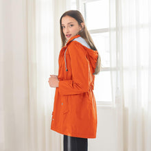 Load image into Gallery viewer, Damen wasserdichte leichte Regenjacke Active Outdoor Regenmantel mit Kapuze und schräger Tasche
